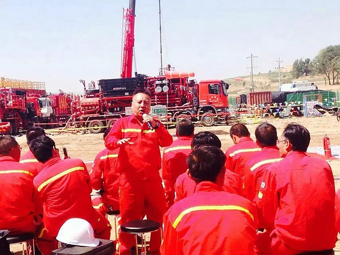 油田现场.jpg